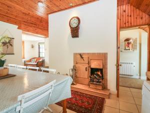 ein Esszimmer mit Tisch und Kamin in der Unterkunft Garden Cottage in Elgin
