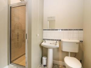 ein Badezimmer mit Toilette, Waschbecken und Dusche in der Unterkunft Garden Cottage in Elgin + 43 Fotos