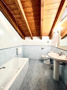 uma casa de banho com uma banheira branca e um lavatório. em Hotel Palacio Branka em Mundaka