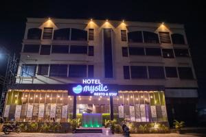 una señal de hotel mixtape frente a un edificio en Hotel Blue Mystic en Pune