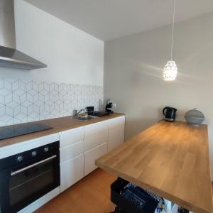 una cucina con lavandino e piano di lavoro in legno di Apartament Dziwnów a Dziwnów