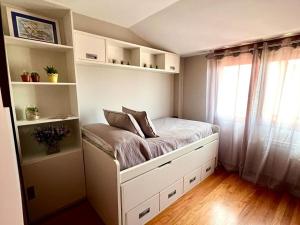 Posteľ alebo postele v izbe v ubytovaní VIVIENDA CORRUBEDO VISTA DUNAS
