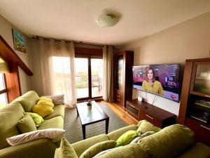Televízia a/alebo spoločenská miestnosť v ubytovaní VIVIENDA CORRUBEDO VISTA DUNAS