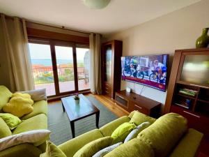 Televízia a/alebo spoločenská miestnosť v ubytovaní VIVIENDA CORRUBEDO VISTA DUNAS