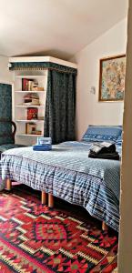 a bedroom with a bed and a rug on the floor at Casa Perni in Buccheri