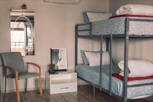 La Luna Hostel في بودروم: غرفة بسريرين بطابقين وكرسي