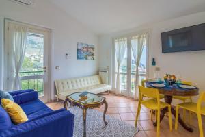 - un salon avec un canapé bleu et une table dans l'établissement Casa Camilla, à Zoagli