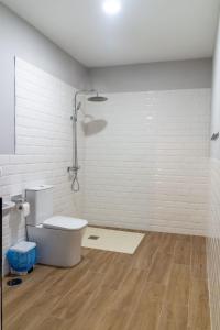 y baño con aseo y ducha. en Apartamentos El Alcazar de Jerez, en Jerez de la Frontera