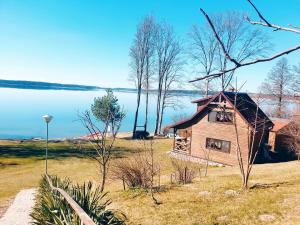 Fotografia z galérie ubytovania Domek Nad Jeziorem na Mazurach-Marta v destinácii Jeziorowskie