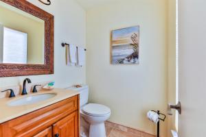 薩尼貝爾的住宿－LAKE PALMS 7，一间带卫生间、水槽和镜子的浴室