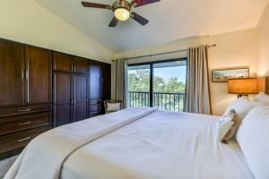 薩尼貝爾的住宿－LAKE PALMS 7，一间卧室配有一张带吊扇和窗户的床。
