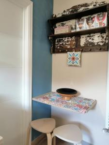 a room with a table and two stools and a shelf at El estudio del Duero in Tordesillas