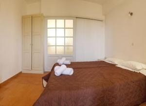 達西亞的住宿－MIRABELLO HOTEL APARTMENTS，一间卧室配有一张大床和两条毛巾