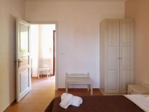 um quarto com uma cama e uma porta para um quarto em MIRABELLO HOTEL APARTMENTS em Dassia
