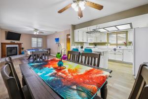 歐申諾的住宿－Beach Break，用餐室以及带餐桌和画作的厨房。