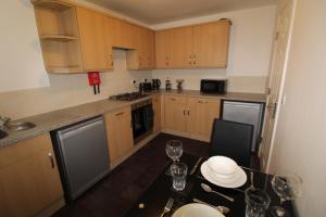 a kitchen with a table with chairs and a tableasteryasteryasteryasteryasteryastery at AMAZING 8 PERSON 3 BEDROOM 3 BATHROOM HOUSe in Hull