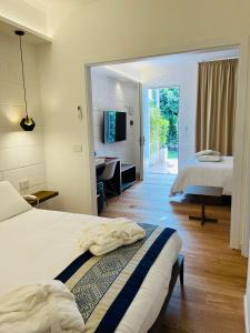 sypialnia z łóżkiem i biurkiem w pokoju w obiekcie Resort & Winery Bosco De Medici w mieście Pompeje
