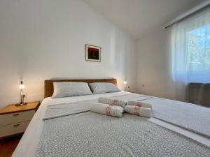 Postel nebo postele na pokoji v ubytování Apartments Matacin with Sea View