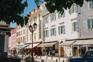 een straat in een stad met veel gebouwen bij Hôtel & Résidence San Roccu in Saint-Florent