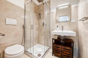 A bathroom at 3 Rooms 3 Bathrooms - Lovely Apartment close the Vatican