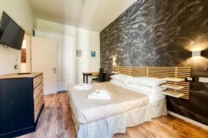 A bed or beds in a room at 3 Rooms 3 Bathrooms - Lovely Apartment close the Vatican