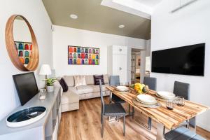 A television and/or entertainment centre at 3 Rooms 3 Bathrooms - Lovely Apartment close the Vatican