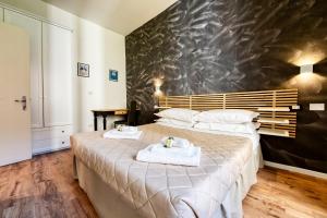 A bed or beds in a room at 3 Rooms 3 Bathrooms - Lovely Apartment close the Vatican