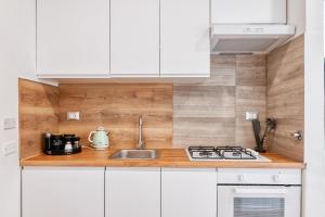 A kitchen or kitchenette at 3 Rooms 3 Bathrooms - Lovely Apartment close the Vatican