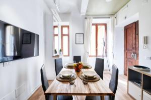 A television and/or entertainment centre at 3 Rooms 3 Bathrooms - Lovely Apartment close the Vatican