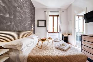 A bed or beds in a room at 3 Rooms 3 Bathrooms - Lovely Apartment close the Vatican