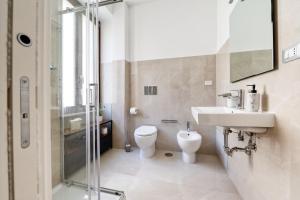 A bathroom at 3 Rooms 3 Bathrooms - Lovely Apartment close the Vatican