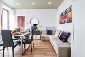 A seating area at 3 Rooms 3 Bathrooms - Lovely Apartment close the Vatican