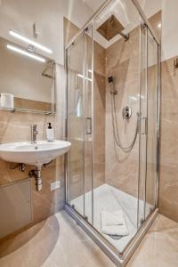 A bathroom at 3 Rooms 3 Bathrooms - Lovely Apartment close the Vatican