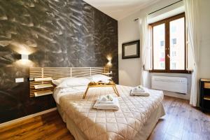 A bed or beds in a room at 3 Rooms 3 Bathrooms - Lovely Apartment close the Vatican