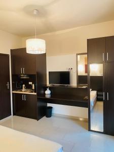 Habitación con cama y escritorio con espejo. en Solar Apartments en Herceg-Novi