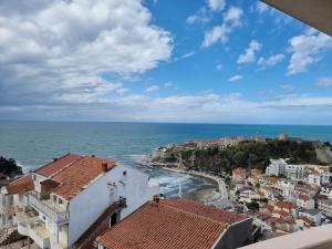 - Vistas a la ciudad y al océano desde un edificio en Apartments Adriatik, en Ulcinj