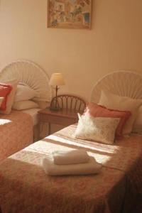 una camera con due letti e asciugamani di El Cid Country Club a Benidoleig