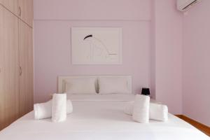 Posteľ alebo postele v izbe v ubytovaní Bright and Spacious 2-bedrooms Apartment in Athens