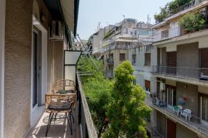 Rõdu või terrass majutusasutuses Bright and Spacious 2-bedrooms Apartment in Athens