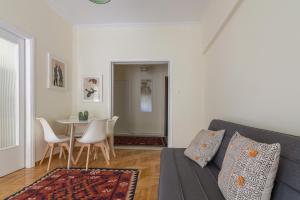 uma sala de estar com um sofá e uma mesa em Bright and Spacious 2-bedrooms Apartment in Athens em Atenas