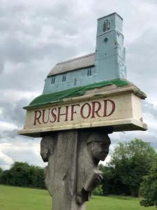 Piano Forte - delightful rural shepherd hut & hot tub available ! في Rushford: تمثال فوق برج الساعة