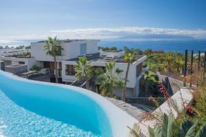 een afbeelding van een villa met zwembad bij Los Jardines de Abama Suites in Guía de Isora