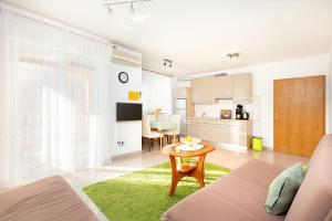 uma sala de estar com uma mesa e uma cozinha em Vilic - Apartments istriensonne em Medulin