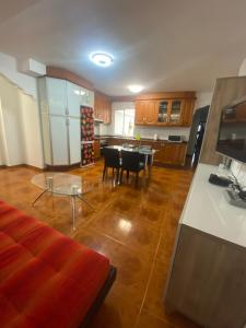 cocina y sala de estar con mesa y sillas en Apartamento playa arinaga en Arinaga