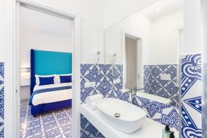 A bathroom at Blue Splendor Sorrento Apartment