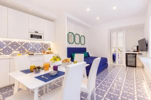 Apartament obejmuje kuchnię i salon ze stołem. w obiekcie Blue Splendor Sorrento Apartment w Sorrento +25 zdjęć