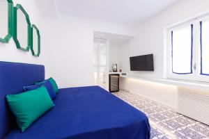 Un pat sau paturi într-o cameră la Blue Splendor Sorrento Apartment