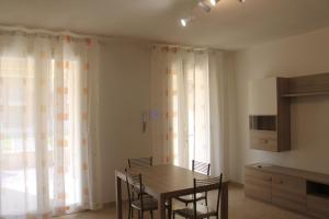a dining room with a table and chairs and a window at Luisa bilocale con giardino in Castagneto Carducci +8 photos