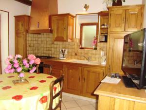 Ett kök eller pentry på Maison d'une chambre avec jardin amenage et wifi a Prats de Carlux