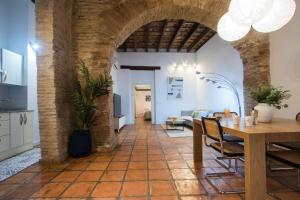 un salon avec une table et un canapé dans l'établissement Apartamentos La Xerea, à Valence